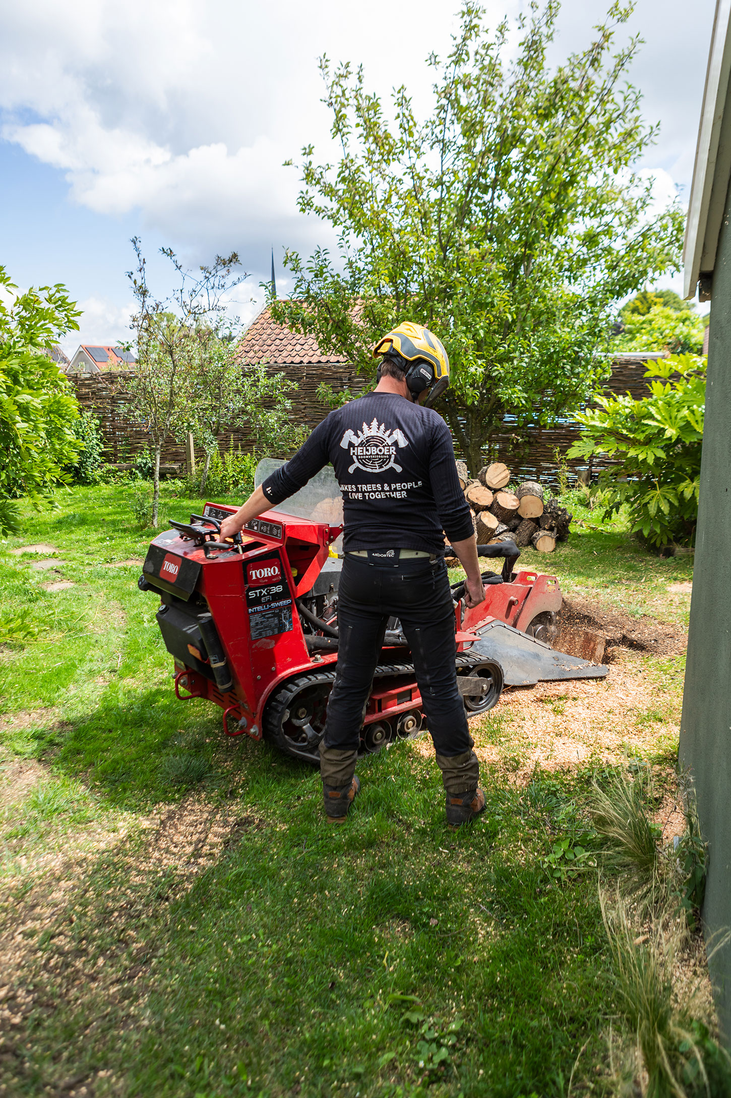 De stump grinder, ook wel bekend als de stobbenfrees om bomstronken weg te frezen