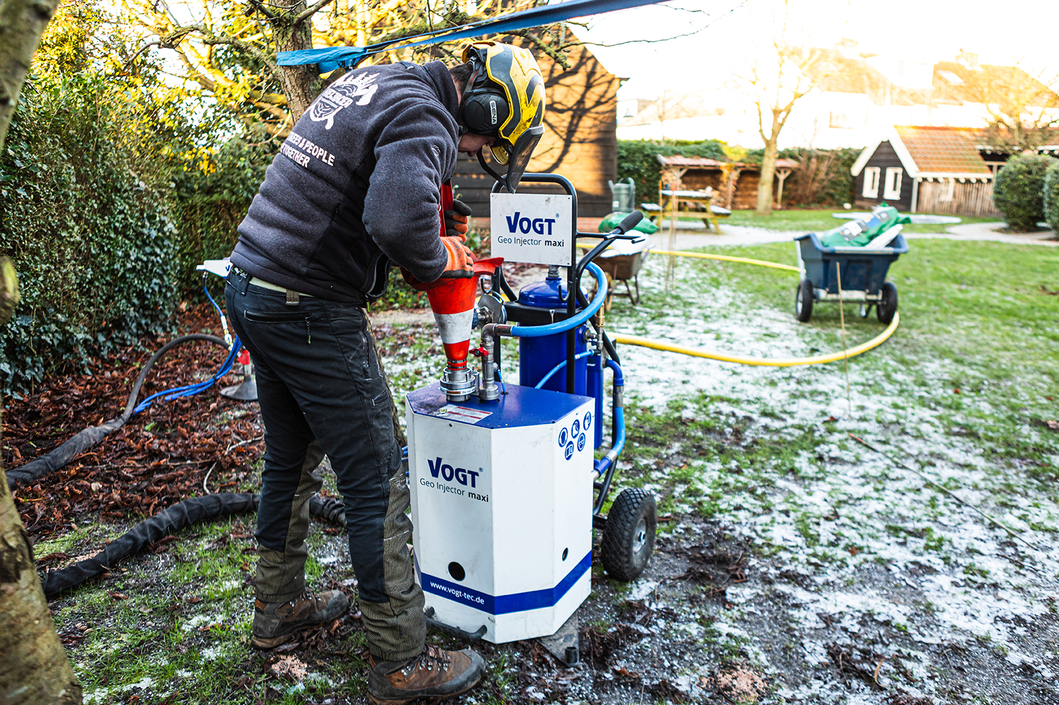 De natte kleibodem draineren met de VOGT machine, dit noemen we ook wel de plofmethode