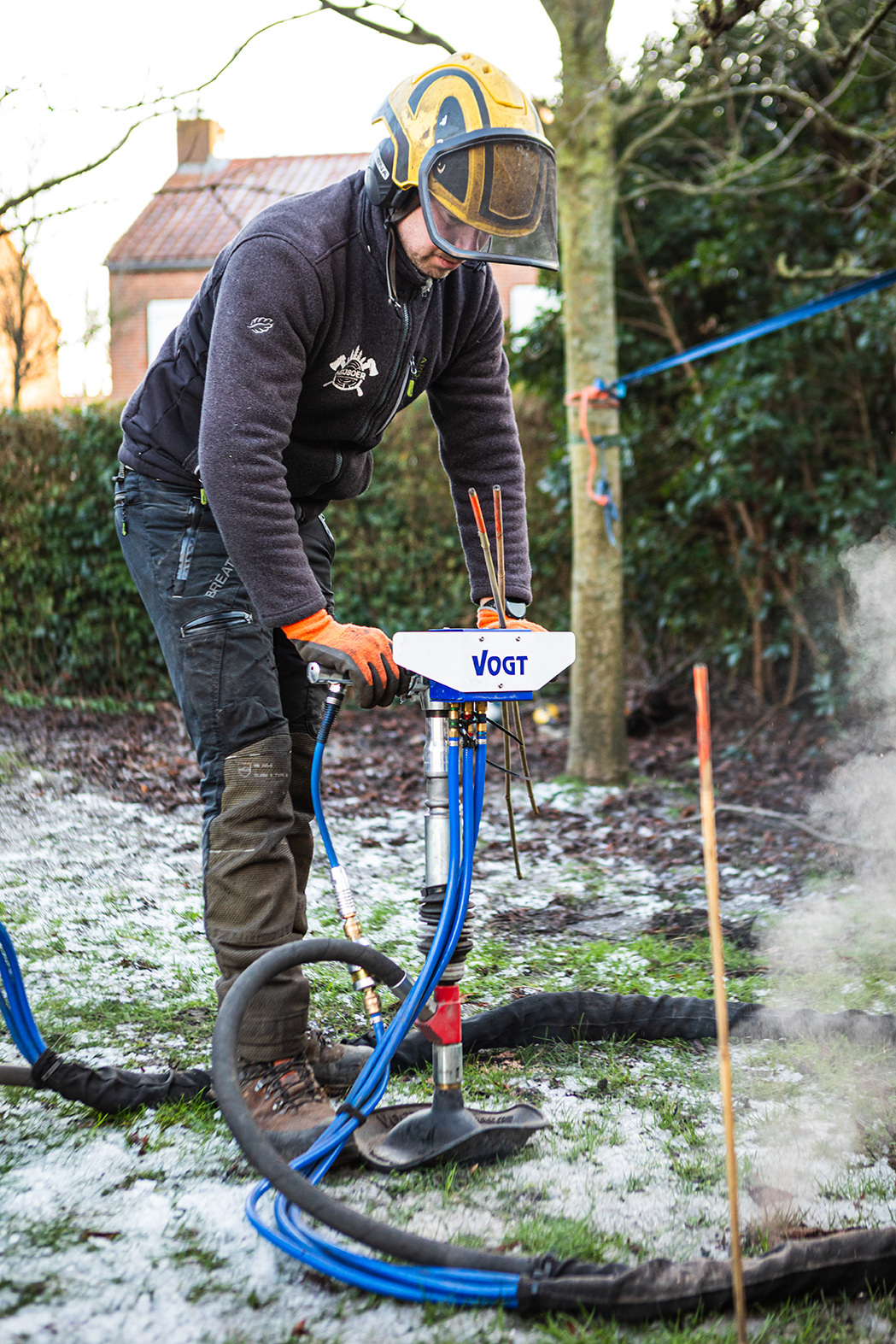 De bodem rondom de bomen ploffen om bodemverdichting te verhelpen en bomen beter te laten groeien